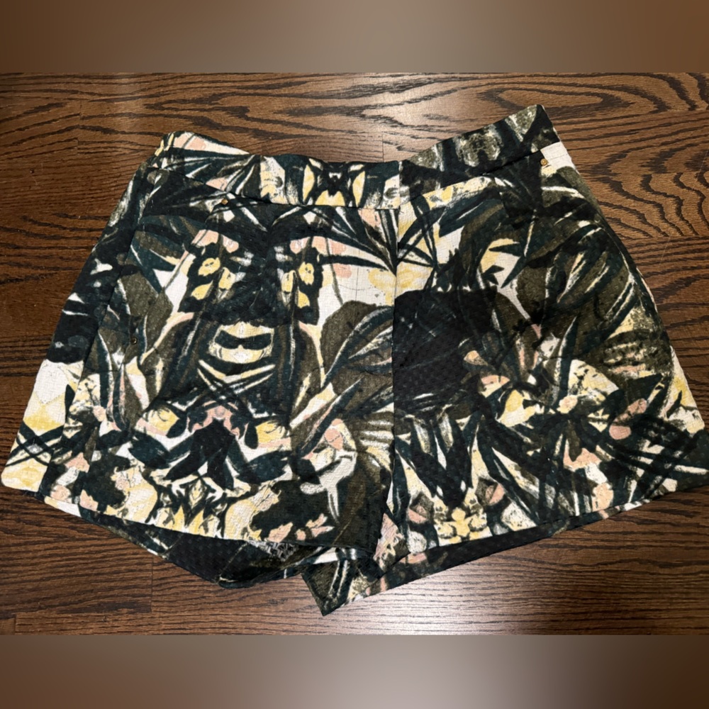 H&M Shorts 🌴leaf print